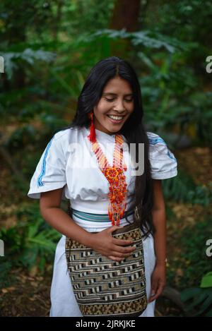 Portrait en gros plan d'une jeune femme indigène heureuse d'Arhuaco dans une forêt de Colombie Banque D'Images