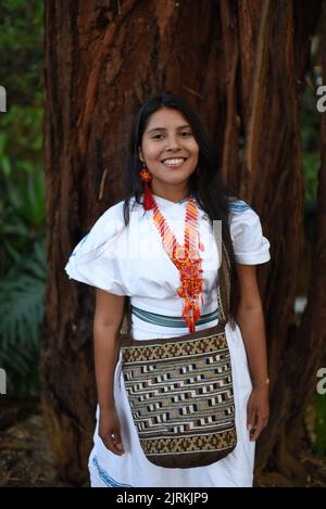 Portrait d'une jeune femme indigène heureuse d'Arhuaco dans une forêt de Colombie Banque D'Images