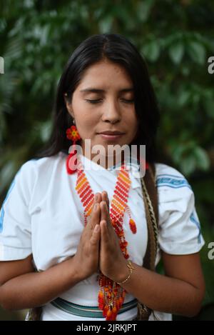 Portrait en gros plan de la jeune femme indigène Arhuaco avec les yeux fermés dans une forêt de Colombie Banque D'Images