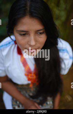 Portrait en gros plan de la jeune femme indigène Arhuaco contemplative dans une forêt de Colombie Banque D'Images