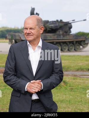 Putlos, Allemagne. 25th août 2022. Le chancelier allemand OLAF Scholz (SPD) visite le programme de formation des soldats ukrainiens sur le char à canon anti-avion Gepard. Scholz discutera avec les soldats ainsi qu'avec les instructeurs industriels du fabricant Krauss-Maffei Wegmann dans la zone d'entraînement militaire de Putlos au Schleswig-Holstein. Credit: Marcus Brandt/dpa/Alay Live News Banque D'Images