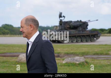 Putlos, Allemagne. 25th août 2022. Le chancelier allemand OLAF Scholz (SPD) visite le programme de formation des soldats ukrainiens sur le char à canon anti-avion Gepard. Scholz discutera avec les soldats ainsi qu'avec les instructeurs industriels du fabricant Krauss-Maffei Wegmann dans la zone d'entraînement militaire de Putlos au Schleswig-Holstein. Credit: Marcus Brandt/dpa/Alay Live News Banque D'Images