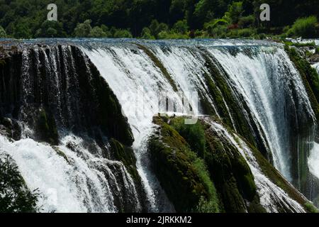 Une magnifique cascade appelée strbacki buk sur la magnifique rivière una propre et potable en Bosnie-Herzégovine, au milieu d'une forêt. Banque D'Images