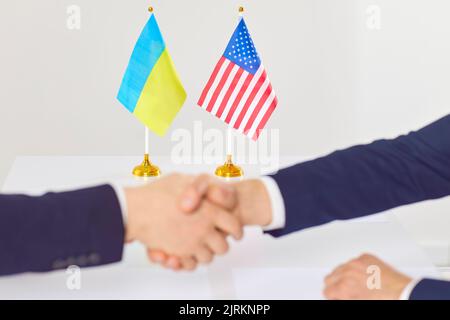 Les diplomates d'Ukraine et des États-Unis échangent des poignées de main après avoir négocié de l'aide pendant la guerre avec la Russie Banque D'Images