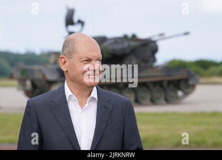 Putlos, Allemagne. 25th août 2022. Le chancelier allemand OLAF Scholz (SPD) visite le programme de formation des soldats ukrainiens sur le char à canon anti-avion Gepard. Scholz discutera avec les soldats ainsi qu'avec les instructeurs industriels du fabricant Krauss-Maffei Wegmann dans la zone d'entraînement militaire de Putlos au Schleswig-Holstein. Credit: Marcus Brandt/dpa/Alay Live News Banque D'Images