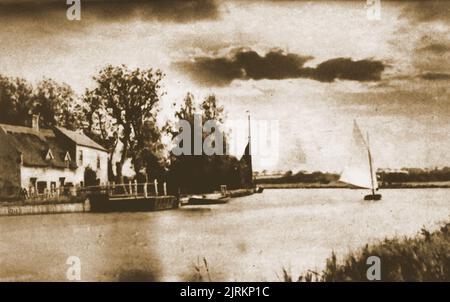 Photo en 1932 d'un petit yacht approchant du terminal du Ferry Inn à Horning, sur le Norfolk Broads, Royaume-Uni Banque D'Images