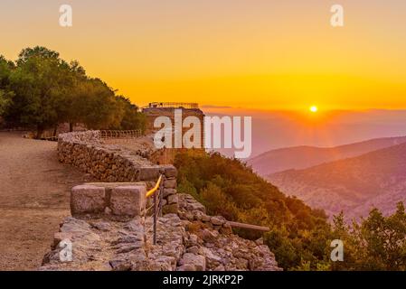 Vue au coucher du soleil sur la forteresse médiévale de Nimrod, avec ses paysages proches, les hauteurs du Golan, le nord d'Israël Banque D'Images