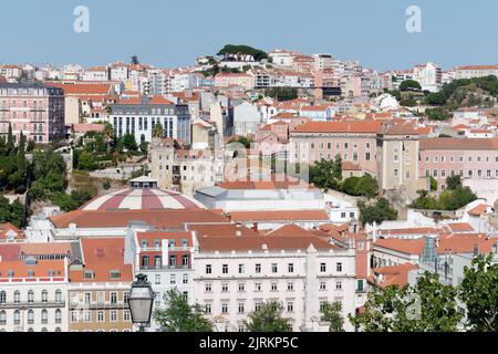 Vue depuis le point de vue (Miradouro) são pedro de alcântara à Lisbonne, Portugal, lors d'une soirée d'été sur les toits de la ville. Banque D'Images