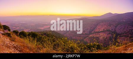 Vue panoramique au coucher du soleil sur le paysage de la vallée de la Hula, vue depuis les hauteurs du Golan, dans le nord d'Israël Banque D'Images