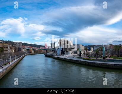 Musée Guggenheim à Bilbao, pays Basque, Espagne sous un ciel nuageux Banque D'Images