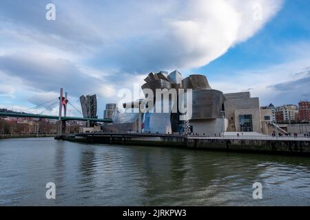 Musée Guggenheim à Bilbao, pays Basque, Espagne sous un ciel nuageux Banque D'Images