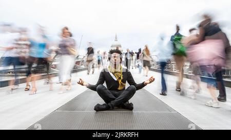 Méditation urbaine. Un moment de calme dans un monde au rythme effréné. Banque D'Images