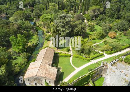 vue aérienne rapprochée des jardins de ninfa dans le pays de la cisterna di latina Banque D'Images