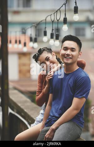 Portrait de beau heureux jeune couple vietnamien Banque D'Images
