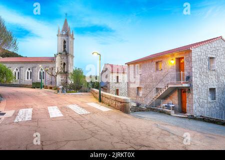 Paysage urbain majestueux avec église paroissiale de l'Assomption dans le village de Zonza avec des maisons en pierre typiques pendant le coucher du soleil. Lieu: Zonza, Corse-du-S. Banque D'Images