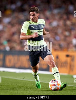 BARCELONE, ESPAGNE - AOÛT 24 : Julian Alvarez de Manchester City en action pendant le match de la Charité pour ELA entre le FC Barcelone et Manchester City sur 24 août 2022 au camp Spotify Nou de Barcelone, Espagne. Credit: Ricardo Larreina/AFLO/Alay Live News Banque D'Images