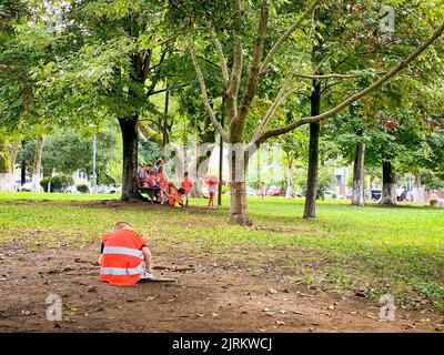 Batumi, Géorgie - 8th août 2022 : le professeur passe du temps avec les enfants dans le parc public. Éducation et étude de l'enfance dans les grandes villes concept Banque D'Images