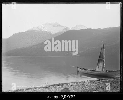 Mont Pisgah, bras sud-ouest, Fiord du milieu, Lac te Anau, 1889, Dunedin, par Burton Brothers, Alfred Burton. Banque D'Images