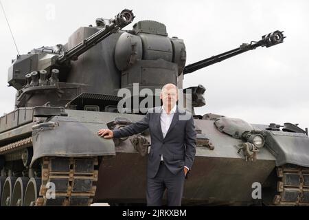 Putlos, Allemagne. 25th août 2022. Le chancelier allemand OLAF Scholz (SPD) visite le programme de formation des soldats ukrainiens sur le char à canon anti-avion Gepard et se tient devant un char Gepard. Scholz discutera avec les soldats ainsi qu'avec les formateurs industriels du fabricant Krauss-Maffei Wegmann dans la zone d'entraînement militaire de Putlos au Schleswig-Holstein. Credit: Marcus Brandt/dpa/Alay Live News Banque D'Images