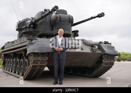 Putlos, Allemagne. 25th août 2022. Le chancelier allemand OLAF Scholz (SPD) visite le programme de formation des soldats ukrainiens sur le char à canon anti-avion Gepard et se tient devant un char Gepard. Scholz discutera avec les soldats ainsi qu'avec les formateurs industriels du fabricant Krauss-Maffei Wegmann dans la zone d'entraînement militaire de Putlos au Schleswig-Holstein. Credit: Marcus Brandt/dpa/Alay Live News Banque D'Images