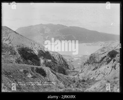 Lac Rotomahana et Mont Tarawera, vers 1903, Nouvelle-Zélande, par Muir & Moodie, George Moodie. Banque D'Images