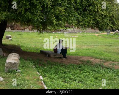 Personne âgée se plaçant sous l'arbre indien Jujube à l'état de Hampi Karnataka Inde 08 06 2022 Banque D'Images