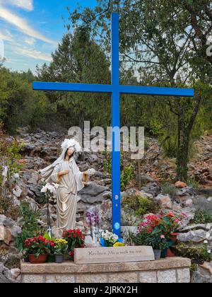 La croix bleue au pied de Podbrdo (colline d'apparition) et la statue de la Sainte Vierge Marie (Medjugorje, Bosnie-Herzégovine) Banque D'Images