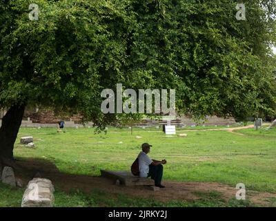 Personne âgée se plaçant sous l'arbre indien Jujube à l'état de Hampi Karnataka Inde 08 06 2022 Banque D'Images