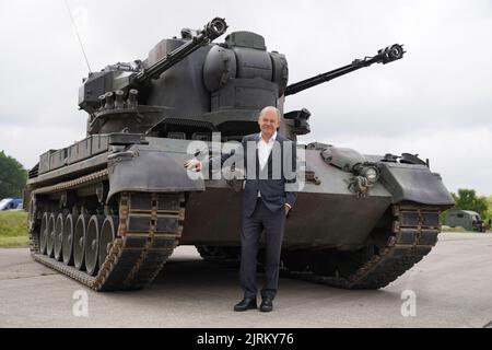 Putlos, Allemagne. 25th août 2022. Le chancelier allemand OLAF Scholz (SPD) visite le programme de formation des soldats ukrainiens sur le char à canon anti-avion Gepard et se tient devant un char Gepard. Scholz discutera avec les soldats ainsi qu'avec les formateurs industriels du fabricant Krauss-Maffei Wegmann dans la zone d'entraînement militaire de Putlos au Schleswig-Holstein. Credit: Marcus Brandt/dpa/Alay Live News Banque D'Images