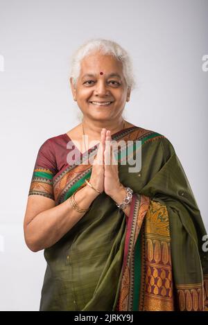 Portrait d'une femme indienne âgée heureuse montrant un geste namaste Banque D'Images