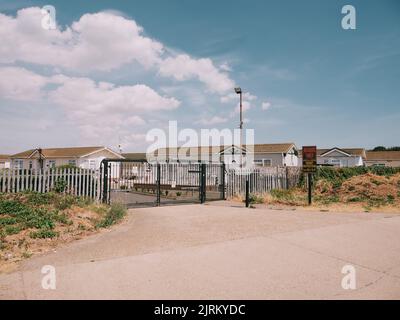 L'entrée de sécurité à Kings Park Village, un résidentiel avec un site de loisirs résident seulement à Canvey Island Essex, Angleterre, Royaume-Uni Banque D'Images