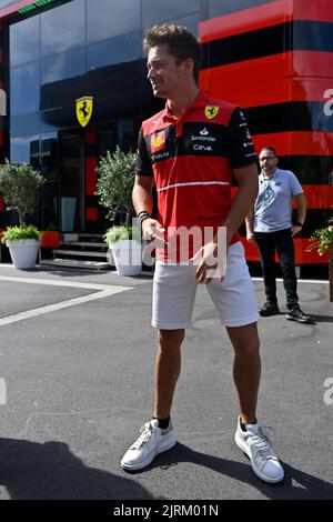 Charles Leclerc, pilote monégasque de Ferrari, photographié à l'approche du Grand Prix de Belgique de Formule 1 de Spa-Francorchamps, ce week-end, à Spa-Francorchamps, le jeudi 25 août 2022. BELGA PHOTO DIRK WAEM crédit: Belga News Agency/Alay Live News Banque D'Images