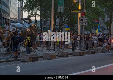 New York, États-Unis. 23rd août 2022. Les personnes avec des drapeaux ukrainiens se réunissent pour une veillée aux chandelles pour l'Ukraine lors de son National Flag Day au Bowling Green Park à New York. Les supporters ukrainiens tiennent une veillée aux chandelles pour l'Ukraine lors de son drapeau national à Bowling Green Park. Les gens ont allumé des bougies à la mémoire des Ukrainiens tués lors de l'invasion russe, civils et soldats défendant leur pays. Crédit : SOPA Images Limited/Alamy Live News Banque D'Images