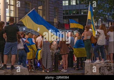 New York, États-Unis. 23rd août 2022. Les personnes avec des drapeaux ukrainiens se réunissent pour une veillée aux chandelles pour l'Ukraine lors de son National Flag Day au Bowling Green Park à New York. Les supporters ukrainiens tiennent une veillée aux chandelles pour l'Ukraine lors de son drapeau national à Bowling Green Park. Les gens ont allumé des bougies à la mémoire des Ukrainiens tués lors de l'invasion russe, civils et soldats défendant leur pays. Crédit : SOPA Images Limited/Alamy Live News Banque D'Images