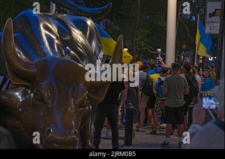 New York, États-Unis. 23rd août 2022. Les personnes avec des drapeaux ukrainiens se réunissent pour une veillée aux chandelles pour l'Ukraine lors de son National Flag Day au Bowling Green Park à New York. Les supporters ukrainiens tiennent une veillée aux chandelles pour l'Ukraine lors de son drapeau national à Bowling Green Park. Les gens ont allumé des bougies à la mémoire des Ukrainiens tués lors de l'invasion russe, civils et soldats défendant leur pays. Crédit : SOPA Images Limited/Alamy Live News Banque D'Images