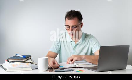 L'étudiant apprend - prend des notes dans le cahier Banque D'Images