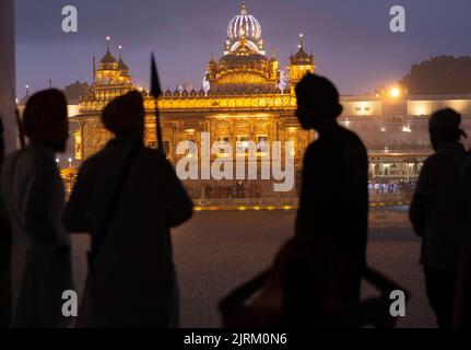 Amritsar. 24th août 2022. Des soldats tenant des lances sont photographiés près du Temple d'Or, à Amritsar, dans le nord de l'État indien du Punjab, le 24 août 2022. Credit: STR/Xinhua/Alay Live News Banque D'Images