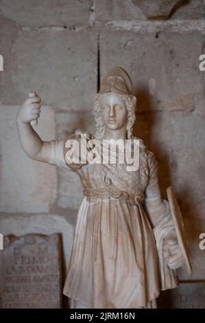 Un gros plan vertical de la statue du dieu grec Athena dans le château de Bellver à Palma, en Espagne Banque D'Images