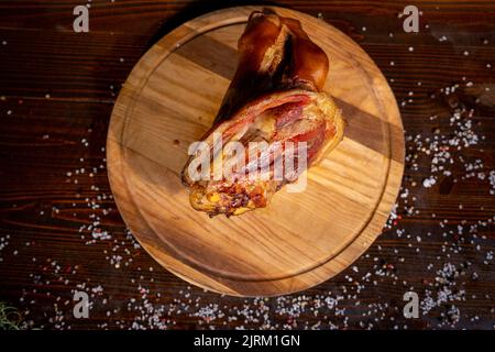 jarret de porc fumé juteux, délicieux hors-d'œuvre à la viande, morceaux de viande en bois, nourriture, espace de copie Banque D'Images