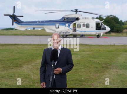 Putlos, Allemagne. 25th août 2022. Le chancelier allemand OLAF Scholz (SPD) fait une déclaration à la presse avant son retour. Scholz a visité le programme d'entraînement des soldats ukrainiens sur le char d'armes anti-aériennes Gepard dans la zone d'entraînement militaire de Putlos au Schleswig-Holstein. Credit: Marcus Brandt/dpa/Alay Live News Banque D'Images