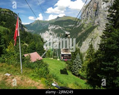 Un téléphérique de Stechelberg s'approche de Gimmelwald, Murren, Oberland bernois, Suisse. Banque D'Images