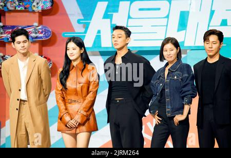 ONG Seong-Wu, Park Ju-Hyun, Yoo Ah-in, Moon SO-RI et Lee Kyoo-Hyung, 23 août 2022 : (L-R) les Cast Members Ong Seong-Wu, Park Ju-Hyun, Yoo Ah-in, Moon SO-RI et Lee Kyoo-Hyung assistent à une conférence de presse pour le film Netflix en Corée du Sud, Seoul Vibe. La « vague soul » originale de Netflix tourne autour d'un groupe de pilotes et de mécaniciens qui sont embauchés pour espionner pour les poursuites lors des Jeux Olympiques de Séoul en 1988. Credit: Lee Jae-won/AFLO/Alay Live News Banque D'Images