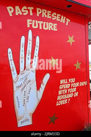 Romany Lavinia, Palmiste, Clairvoyant, boule de cristal, futur présent passé, Sur la promenade, Blackpool, Lancashire, Angleterre, Royaume-Uni, FY1 Banque D'Images