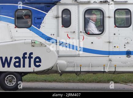 Putlos, Allemagne. 25th août 2022. Le chancelier allemand OLAF Scholz (SPD) est assis dans un hélicoptère de l'armée de l'air avant son vol de retour. Scholz a visité le programme d'entraînement des soldats ukrainiens sur le navire-canon anti-avion Gepard dans la zone d'entraînement de Putlos au Schleswig-Holstein. - RECROP - Credit: Marcus Brandt/dpa/Alamy Live News Banque D'Images