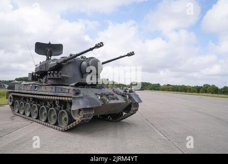Putlos, Allemagne. 25th août 2022. Un char à canon anti-avion Gepard. Le chancelier Scholz (SPD) a visité le programme de formation des soldats ukrainiens sur le char d'armes anti-aériennes Gepard. Scholz s'est entretenu avec les soldats ainsi qu'avec des instructeurs industriels de la société de fabrication Krauss-Maffei Wegmann dans la zone d'entraînement militaire de Putlos au Schleswig-Holstein. Credit: Marcus Brandt/dpa/Alay Live News Banque D'Images