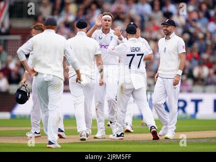 Stuart Broad (au centre), en Angleterre, célèbre après avoir pris le cricket de Keegan Petersen Afrique du Sud lors du premier jour du deuxième test LV= Insurance à Emirates Old Trafford, Manchester. Date de la photo: Jeudi 25 août 2022. Banque D'Images