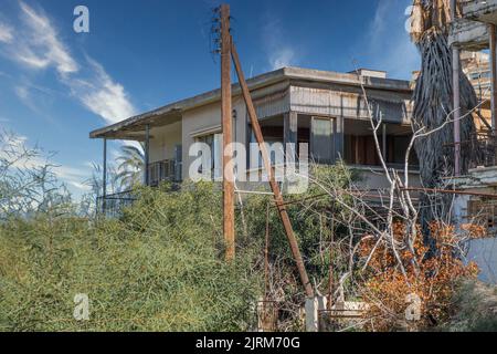 La ville abandonnée, ville fantôme, Varosha à Famagusta, Chypre du Nord. Le nom local est 'Kapali Maras' à Chypre. Une photo à mise au point sélective. Banque D'Images