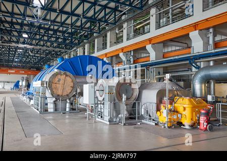 Hambourg, Allemagne. 25th août 2022. Vue de l'ensemble de turbines partiellement démontées dans le hall de turbine. Lors d'un événement de presse, Vattenfall a fourni des informations sur le démantèlement de l'usine de cogénération désaffectée de Moorburg. Credit: Georg Wendt/dpa/Alay Live News Banque D'Images