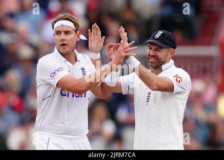 Stuart Broad (à gauche) célèbre avec James Anderson après avoir pris le cricket de Keegan Petersen Afrique du Sud lors du premier jour du deuxième test LV= Insurance à Emirates Old Trafford, Manchester. Date de la photo: Jeudi 25 août 2022. Banque D'Images