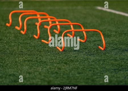 Obstacles à l'entraînement sportif en ligne sur un terrain de sport artificiel. Équipement d'entraînement de football Banque D'Images